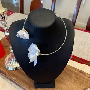 Chic Silver Necklace with White Floral Accents